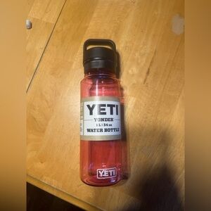 YETI 34oz water bottle NWT